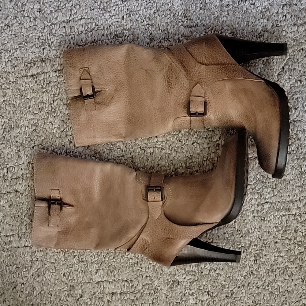 Size 8 textured faux leather tan/brown calf height boot (lightly worn)
